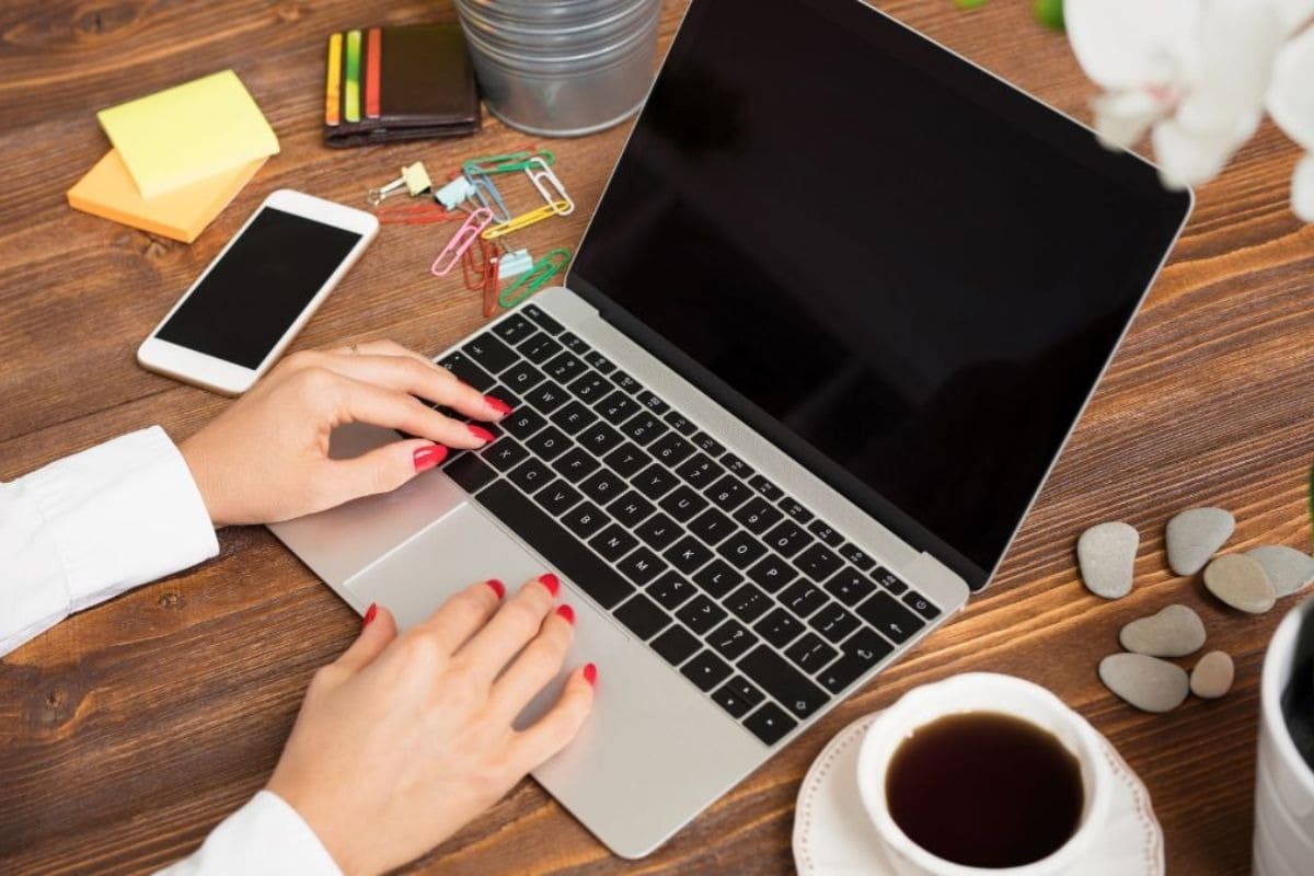 Màn hình laptop hoàn toàn tối đen là biểu hiện của lỗi laptop sáng đèn nguồn nhưng không lên màn hình