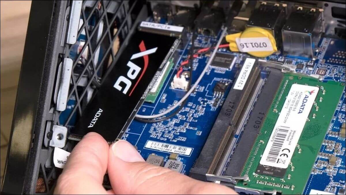 Nhẹ nhàng nhấc SSD cũ ra khỏi khe cắm theo góc nghiêng khoảng 30-45 độ