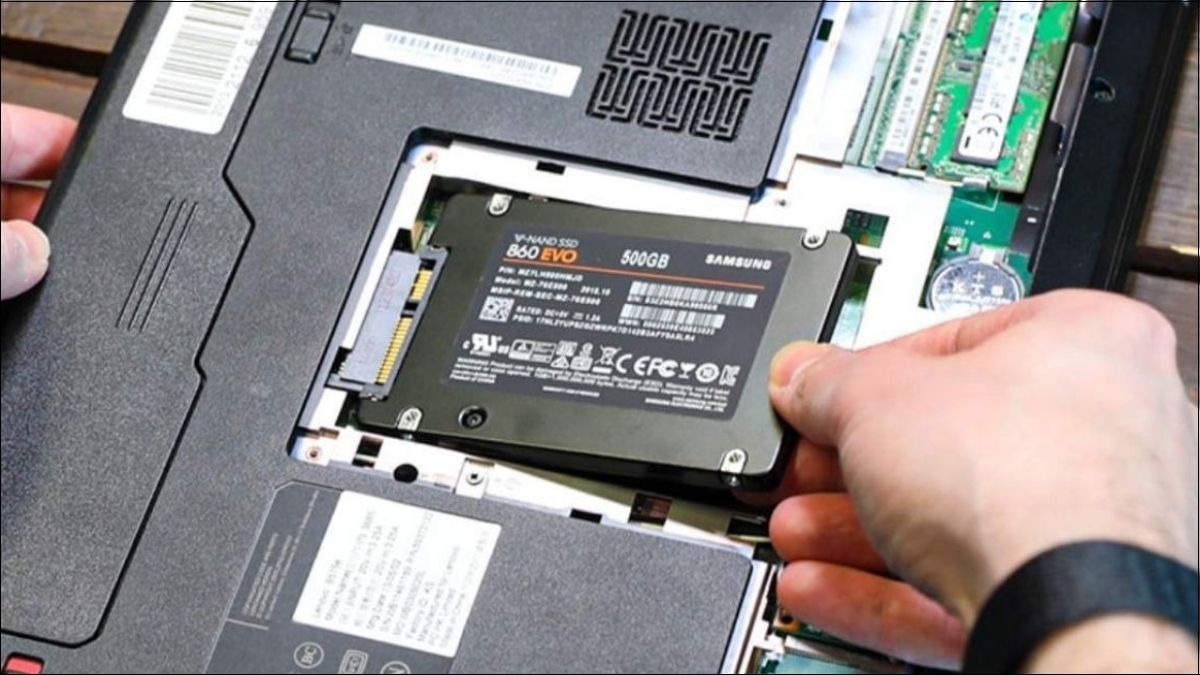Lắp SSD SATA 2.5 inch mới: Đặt SSD mới vào khay ổ cứng, đảm bảo khớp với vị trí và hướng của ổ cứng cũ