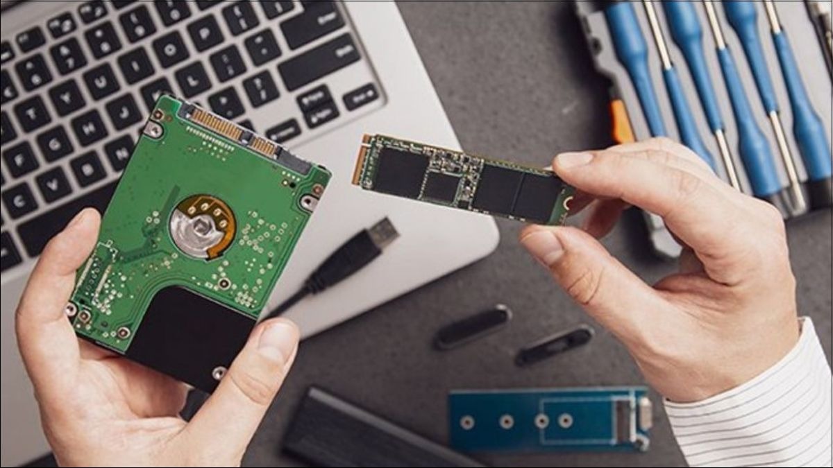 Ổ cứng SSD sử dụng bộ nhớ flash, mang lại hiệu năng vượt trội so với HDD truyền thống