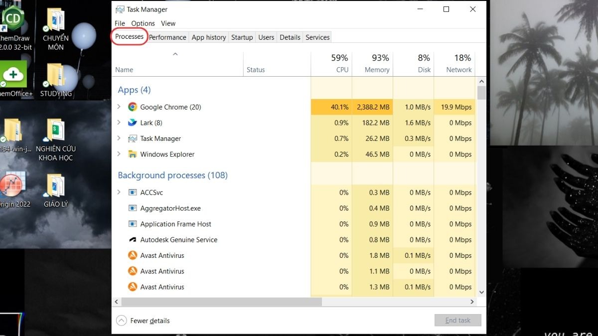 Nhấn tổ hợp phím Ctrl + Shift + Esc để mở Task Manager, chuyển sang tab Processes (Các tiến trình) để xem danh sách các ứng dụng đang chạy.
