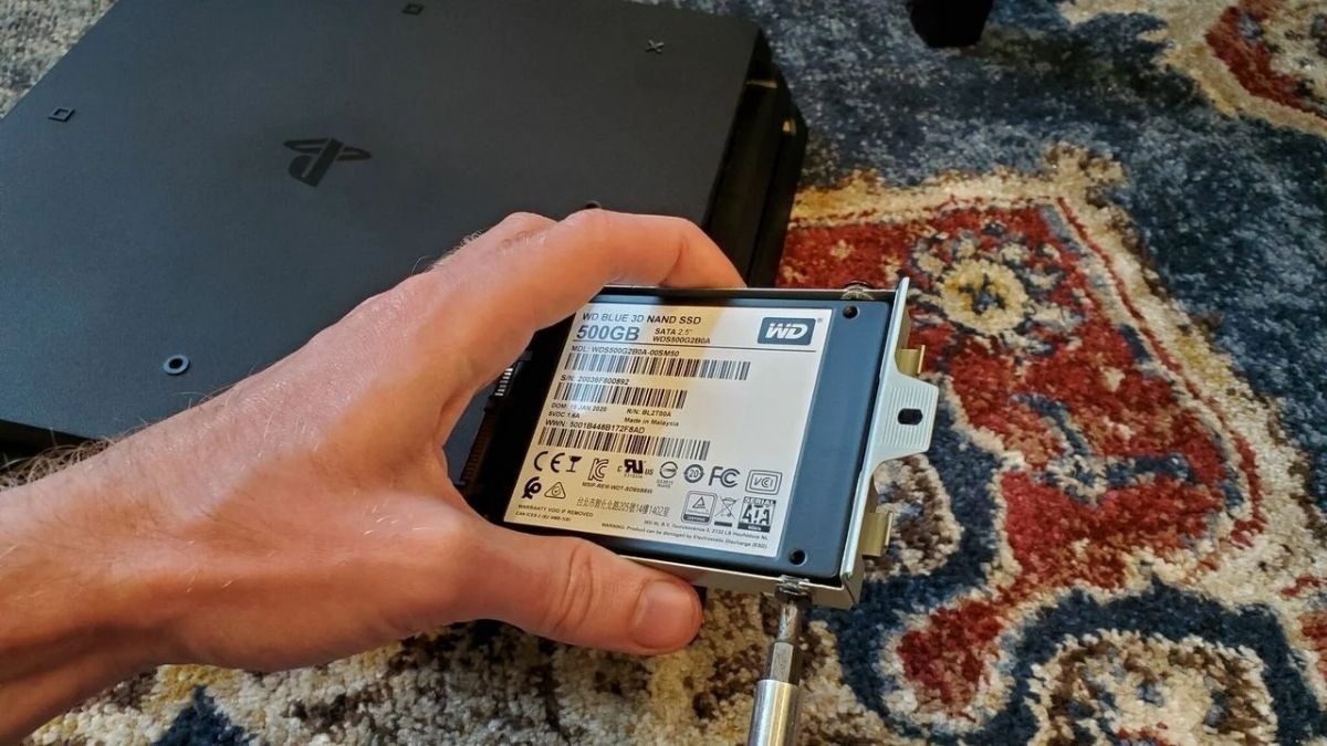 Thay thế ổ cứng HDD bằng SSD để tăng tốc độ đọc/ghi dữ liệu, giúp game load nhanh hơn.
