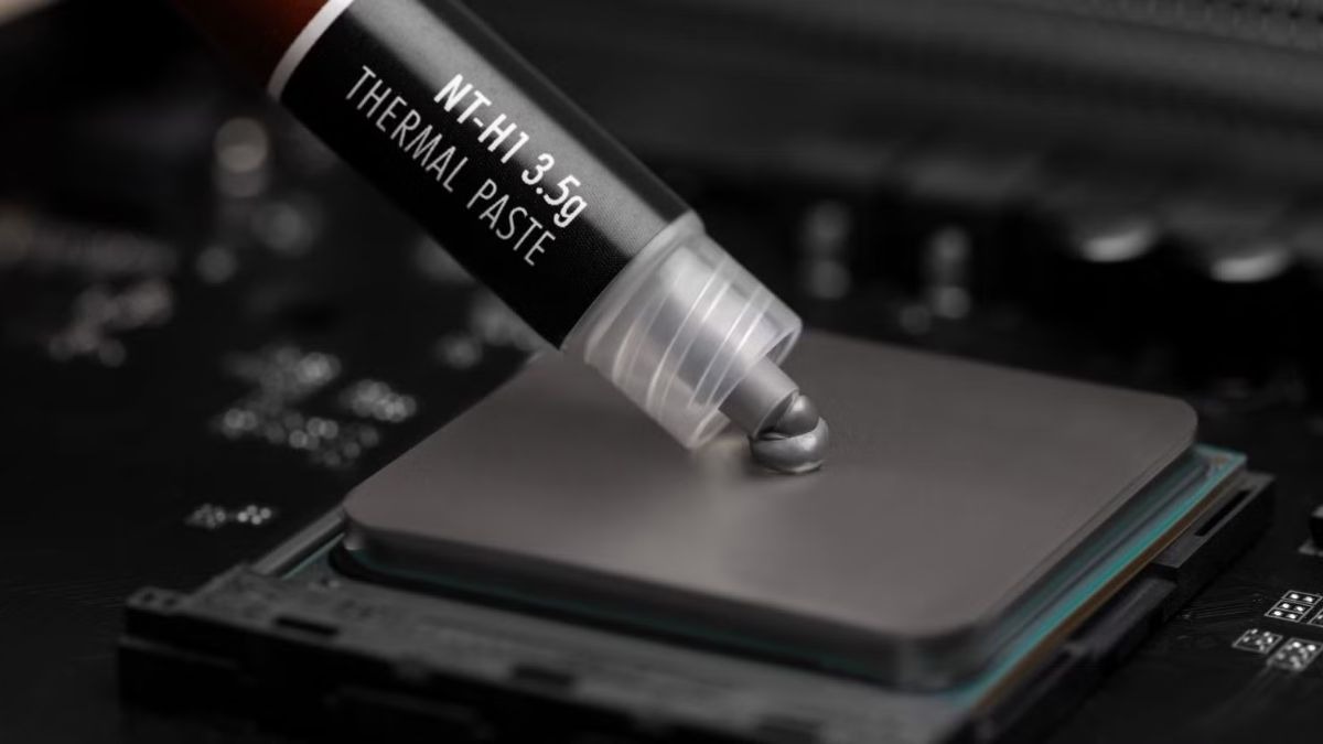 Thường xuyên vệ sinh laptop, đặc biệt là khu vực quạt tản nhiệt, và tra keo tản nhiệt mới cho CPU và GPU sẽ giúp máy hoạt động mát mẻ hơn, từ đó giảm thiểu tình trạng giật lag khi chơi game.