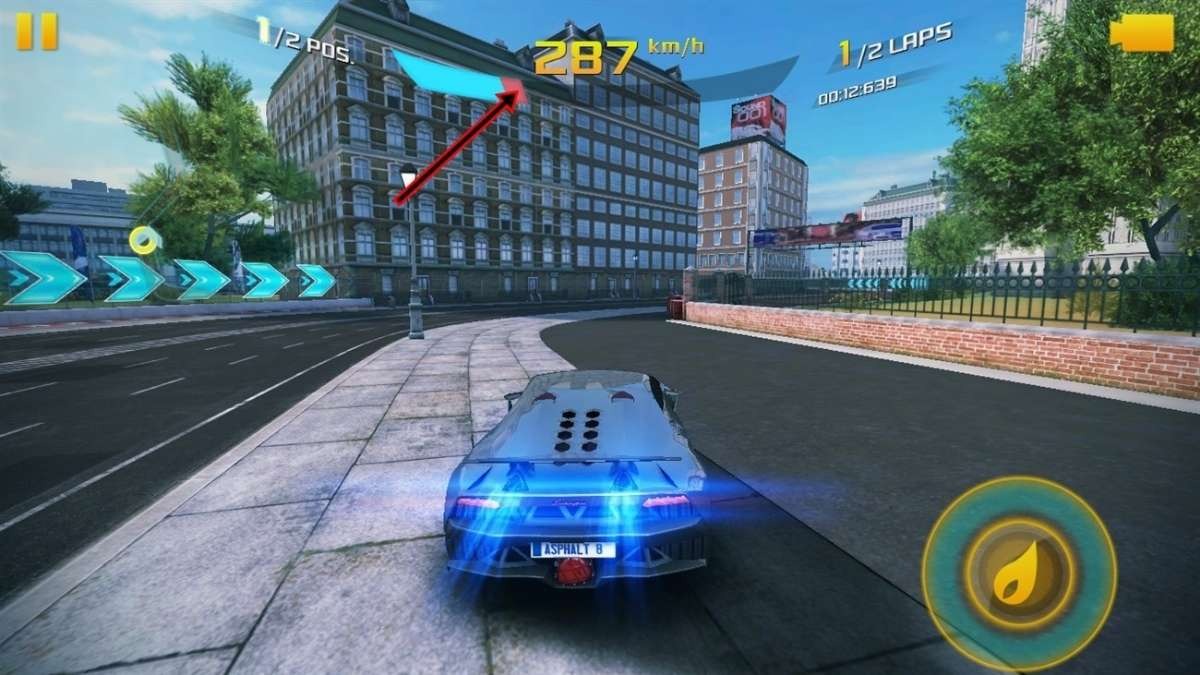 Khi chơi Asphalt 8 trên laptop, bạn có thể sử dụng bàn phím để điều khiển xe