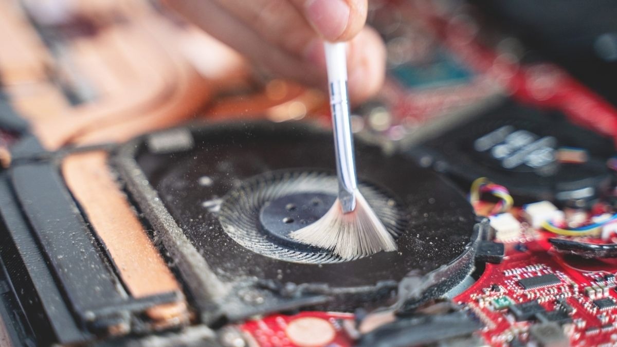 Việc vệ sinh laptop thường xuyên giúp duy trì hiệu suất hoạt động ổn định, đặc biệt là khi chơi game.