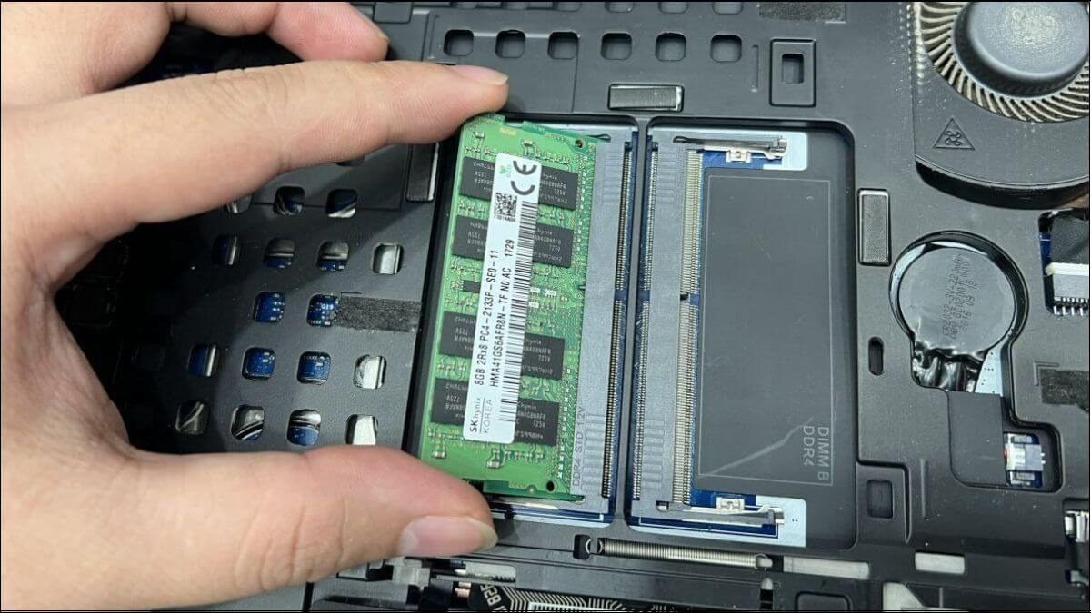 RAM (Random Access Memory) đóng vai trò như bộ nhớ tạm thời, nơi lưu trữ dữ liệu đang được xử lý