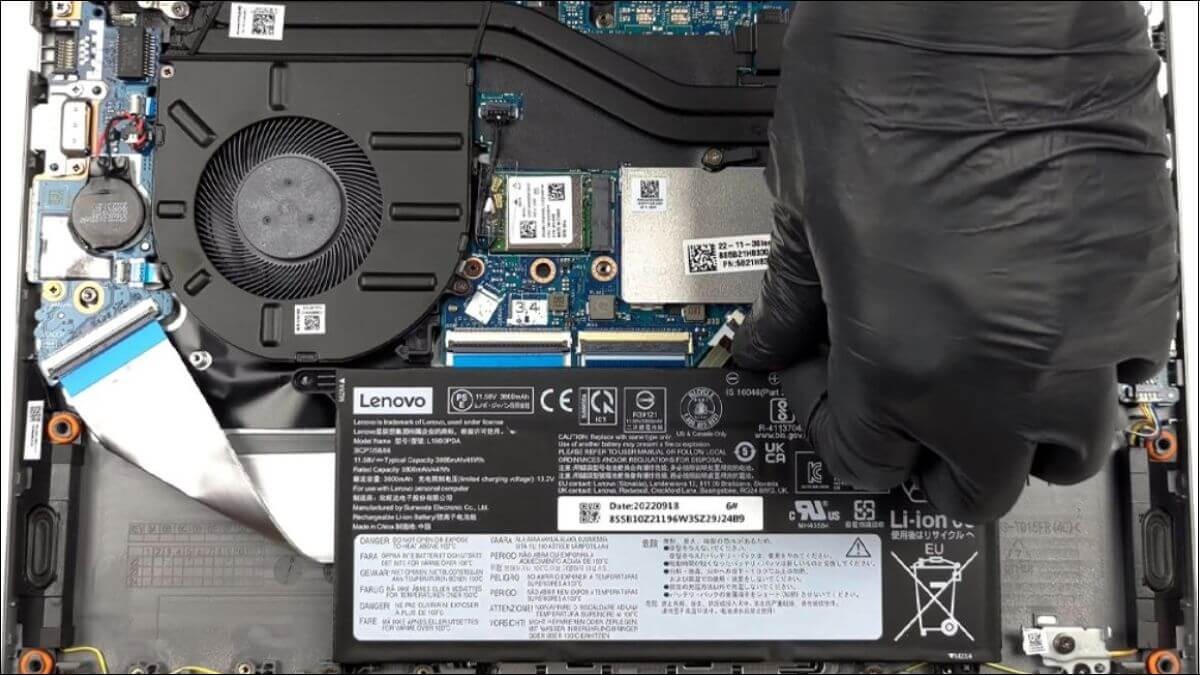 Tắt nguồn laptop hoàn toàn và tháo pin (nếu có thể tháo rời) trước khi bắt đầu nâng cấp