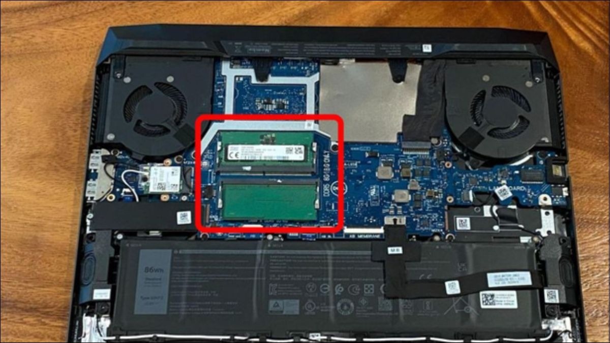 Khe cắm RAM thường nằm gần CPU hoặc quạt tản nhiệt