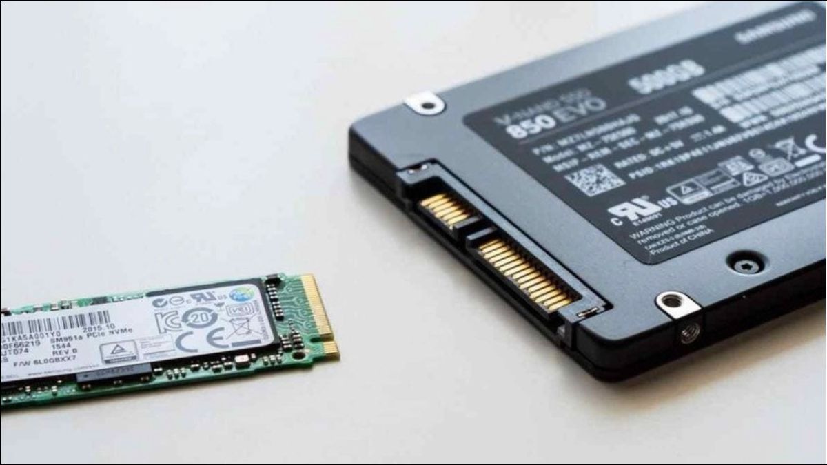 SSD tốc độ nhanh hơn HDD rất nhiều (khởi động máy, mở ứng dụng, truy xuất dữ liệu nhanh hơn), bền hơn (chống sốc tốt hơn)