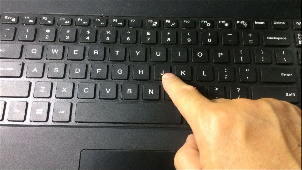 Bàn phím chiclet là loại Phổ biến nhất trên laptop hiện nay, các phím có thiết kế phẳng, vuông vức, khoảng cách giữa các phím rộng rãi
