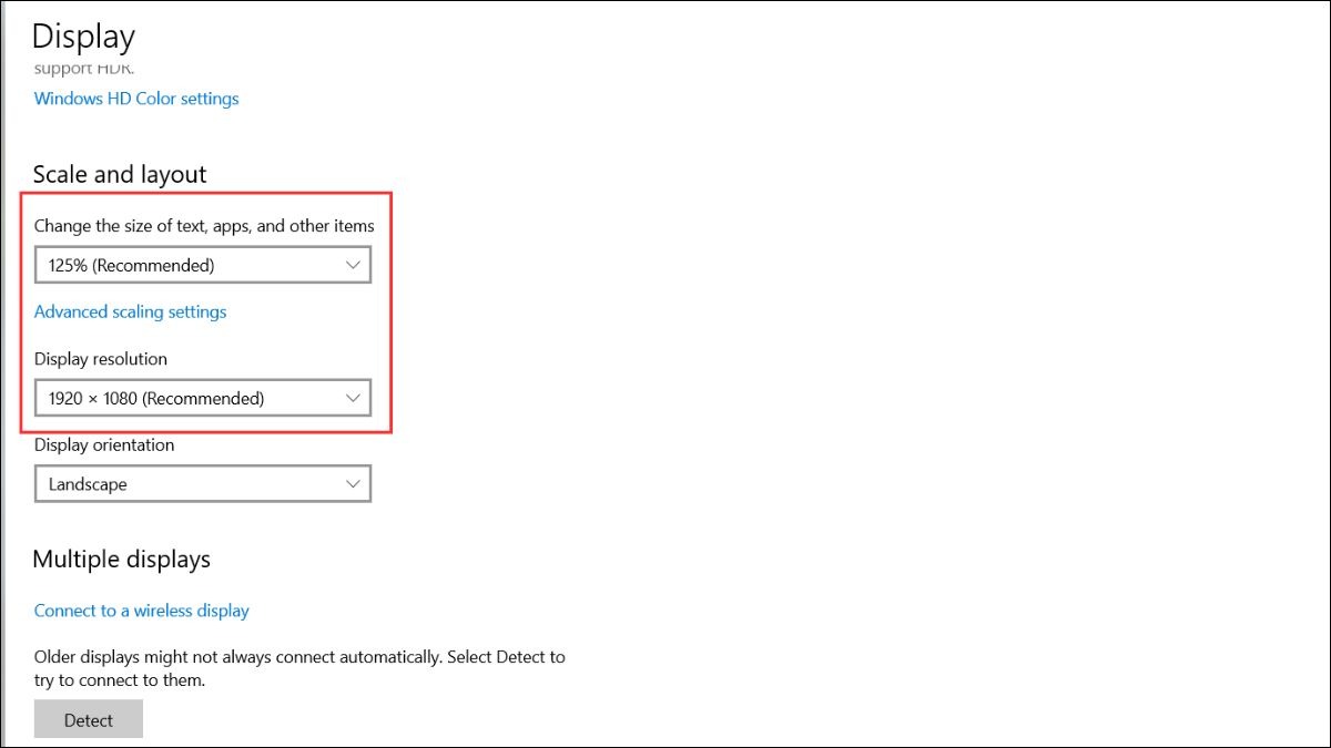 Sau khi vào Windows, bạn click chuột phải vào màn hình desktop và chọn Display settings (hoặc Screen resolution). Tại đây, bạn điều chỉnh độ phân giải màn hình về độ phân giải khuyến nghị (recommended) cho màn hình của bạn.