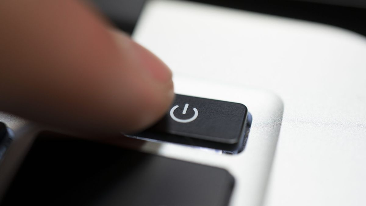 Khởi động lại laptop thường giúp hệ thống tự động sửa chữa các lỗi nhỏ, giải phóng bộ nhớ và khôi phục lại trạng thái hoạt động ổn định, từ đó giúp khắc phục lỗi.