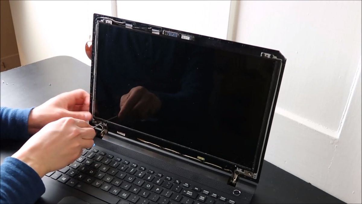 Một trong những nguyên nhân khiến laptop bị đen màn hình nhưng vẫn thấy chuột có thể đến từ kết nối màn hình laptop lỏng lẻo.