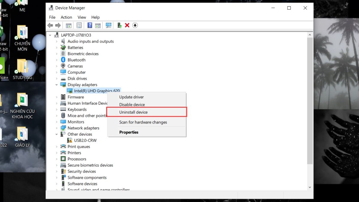 Nhấp chuột phải vào tên card màn hình và chọn Uninstall device. Thao tác này sẽ gỡ bỏ driver màn hình hiện tại.