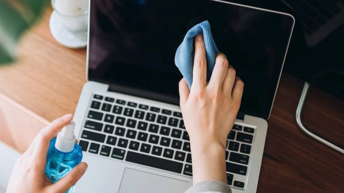 Vệ sinh màn hình đúng cách giúp bạn hạn chế lỗi điểm chết màn hình