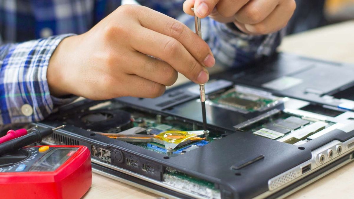 Đối với các lỗi phần cứng nghiêm trọng như hỏng đèn nền, lỗi card đồ họa, hoặc hỏng màn hình laptop, việc tự sửa chữa laptop có thể gây ra những hậu quả không mong muốn. Khi đó, bạn nên mang máy đến trung tâm bảo hành laptop hoặc các trung tâm sửa chữa laptop uy tín.