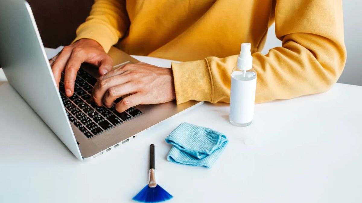 Việc bảo vệ màn hình laptop từ trước sẽ giúp bạn tránh khỏi tình trạng khó chịu khi màn hình laptop bị đen một góc.