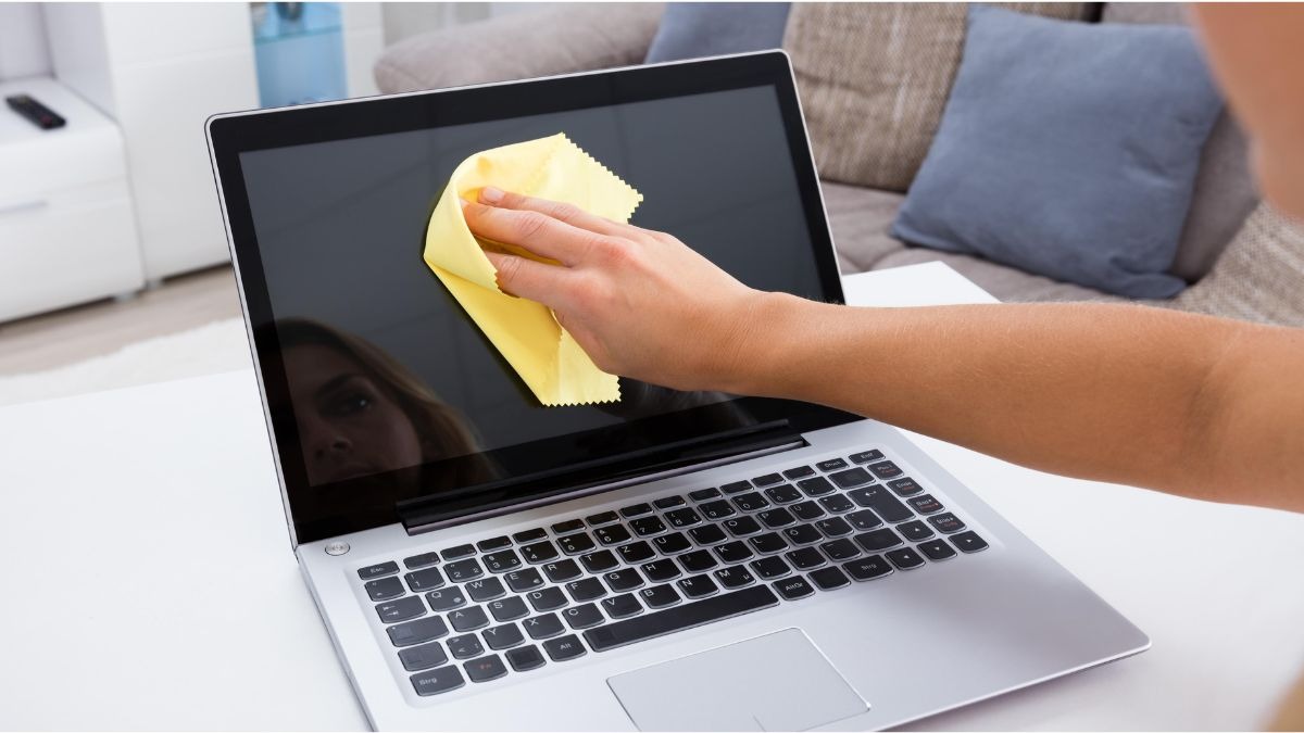 Một trong những cách đơn giản nhất để khắc phục màn hình laptop bị đen (nếu nguyên nhân do bụi bẩn) là vệ sinh màn hình laptop đúng cách.