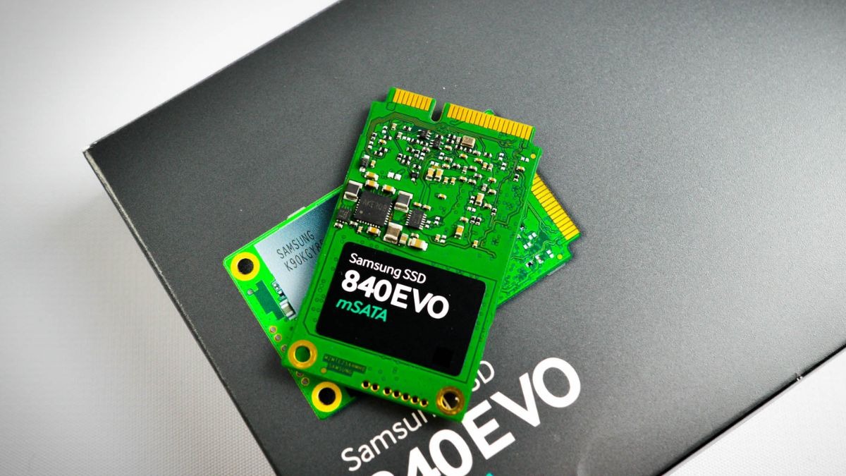 SSD mSATA (mini-SATA) là một phiên bản nhỏ gọn hơn của SSD SATA, được thiết kế đặc biệt cho các thiết bị di động nhỏ gọn.