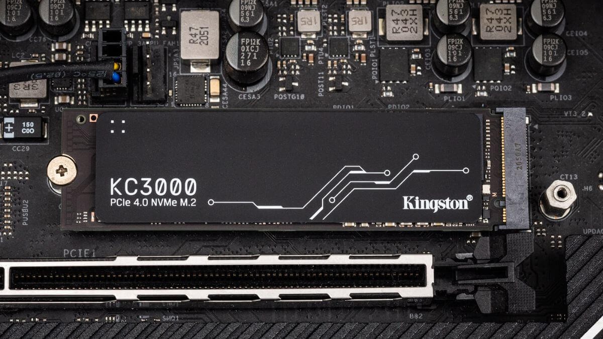SSD NVMe (Non-Volatile Memory Express) là dòng SSD M.2 cao cấp nhất hiện nay, sử dụng giao thức PCIe (Peripheral Component Interconnect Express) thay vì SATA.