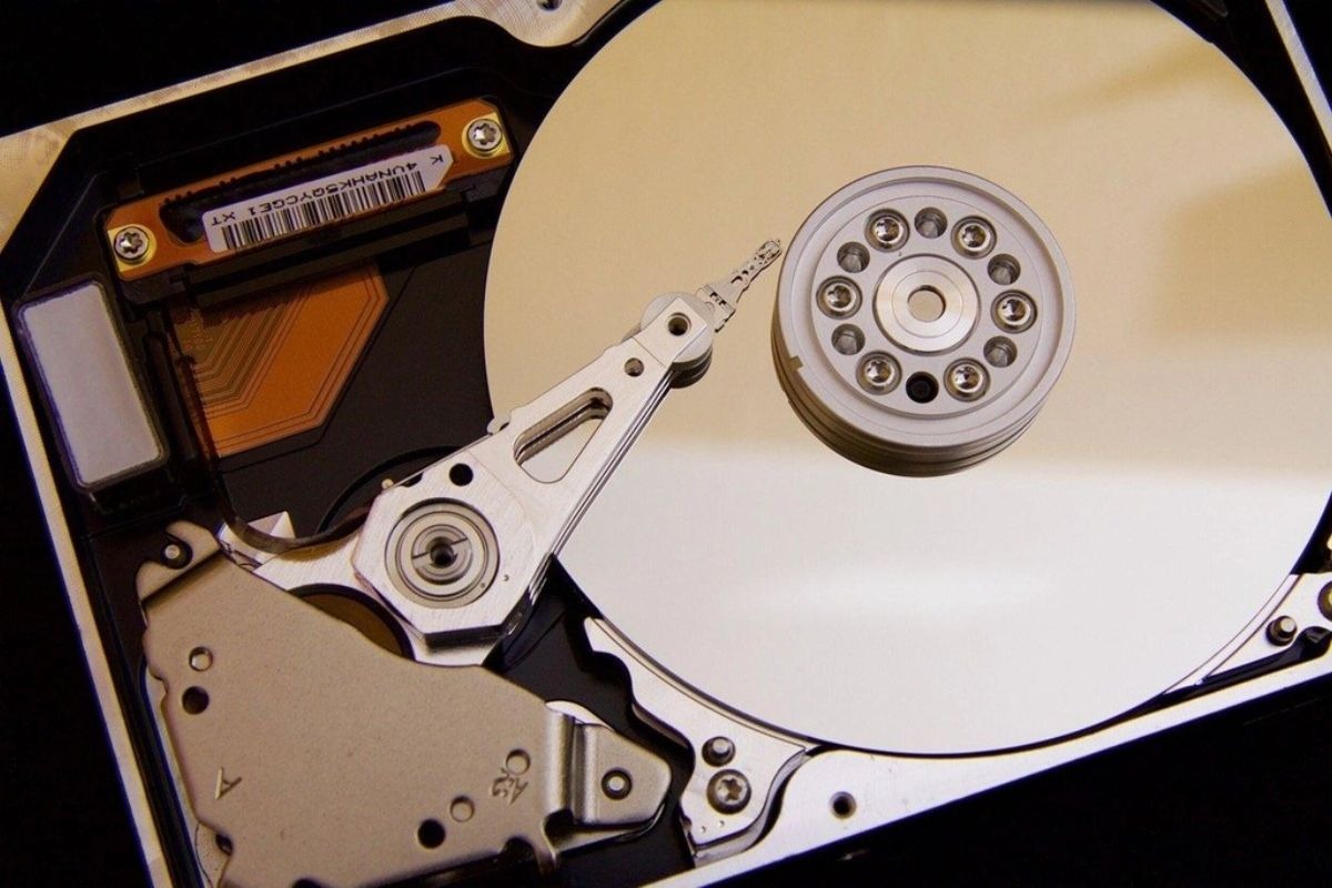 Ổ cứng HDD (Hard Disk Drive) là loại ổ cứng truyền thống, sử dụng đĩa từ quay để lưu trữ dữ liệu