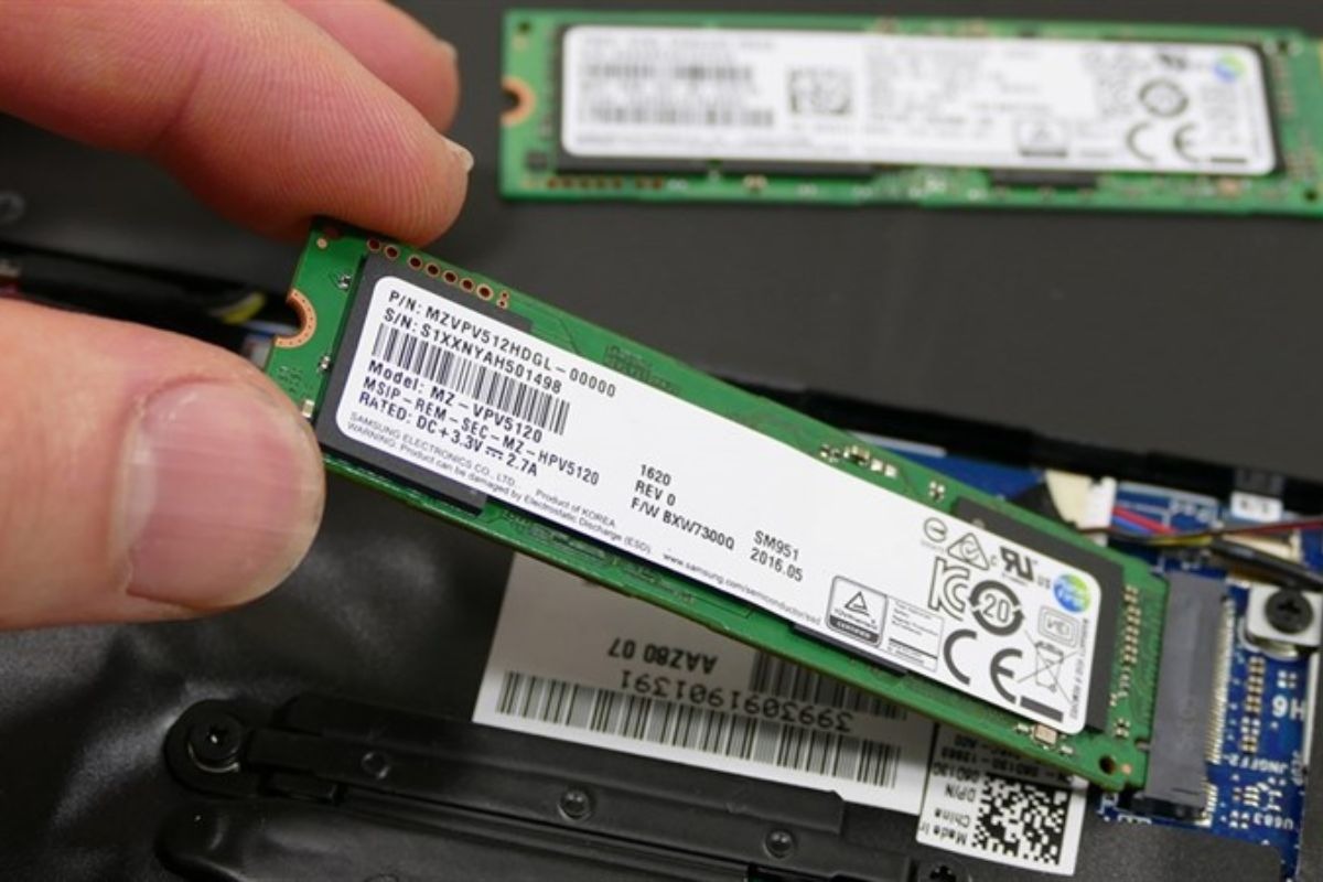 Nếu cảm thấy máy tính hoạt động chậm chạp, bạn có thể cân nhắc nâng cấp lên SSD