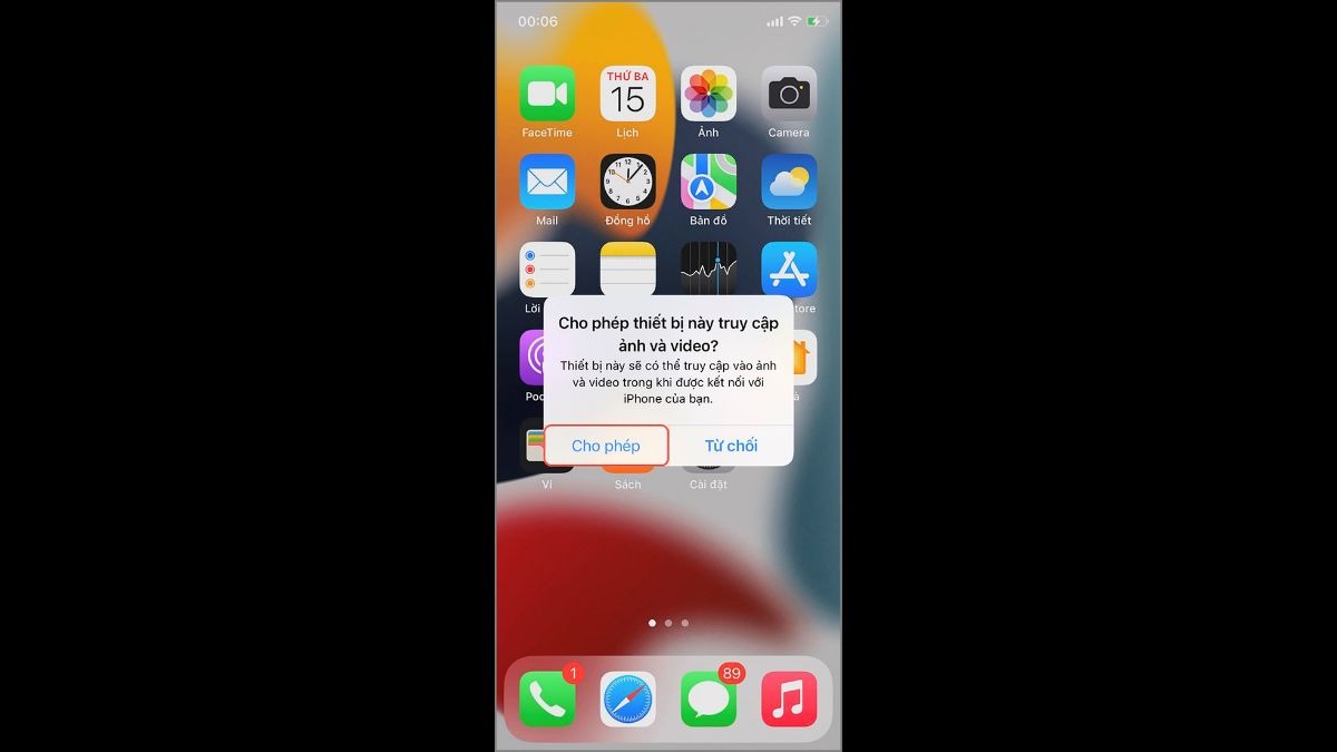 Kết nối iPhone với máy tính bằng cáp USB, mở iTunes và cho phép iTunes truy cập vào iPhone của bạn.