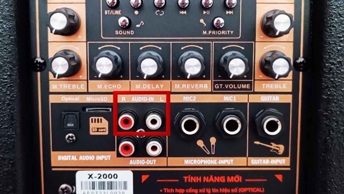 Cắm đầu dây AV màu đỏ vào cổng Line in