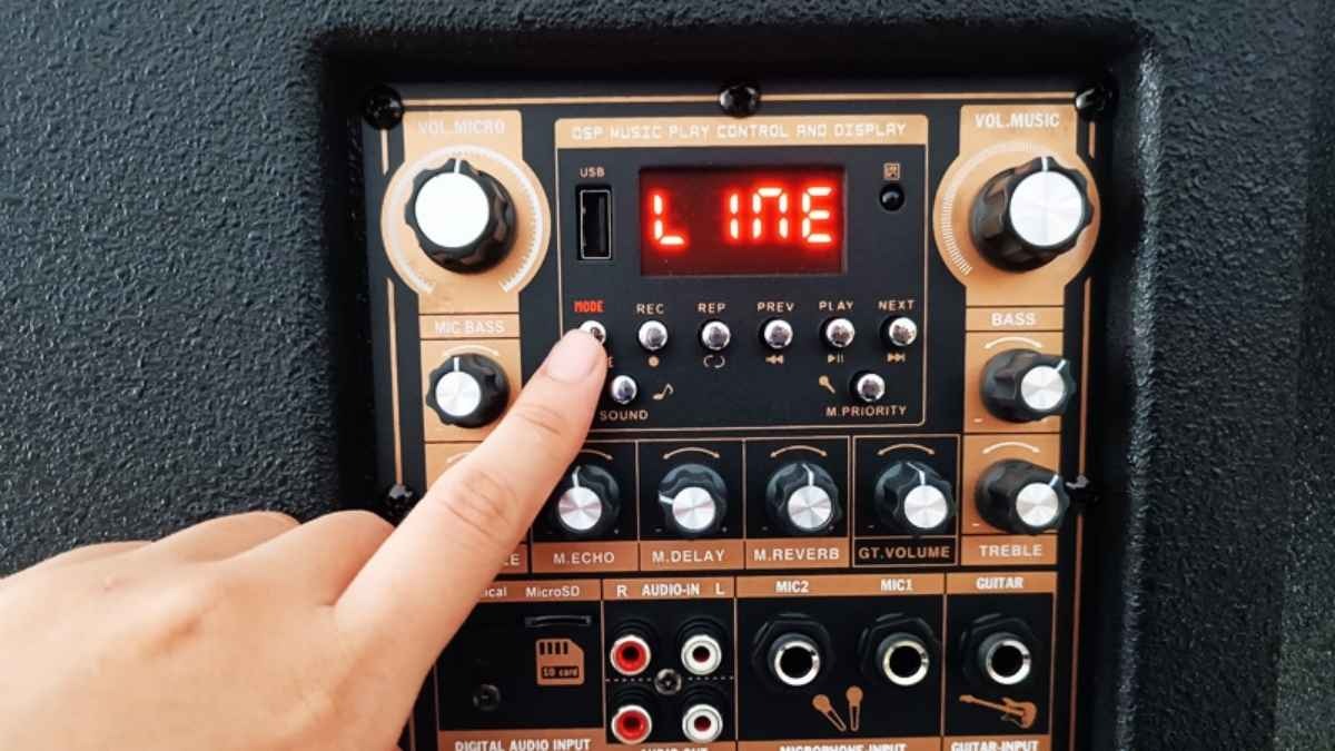 Nhấn nút Mode để chuyển sang chế độ LINE/AUX