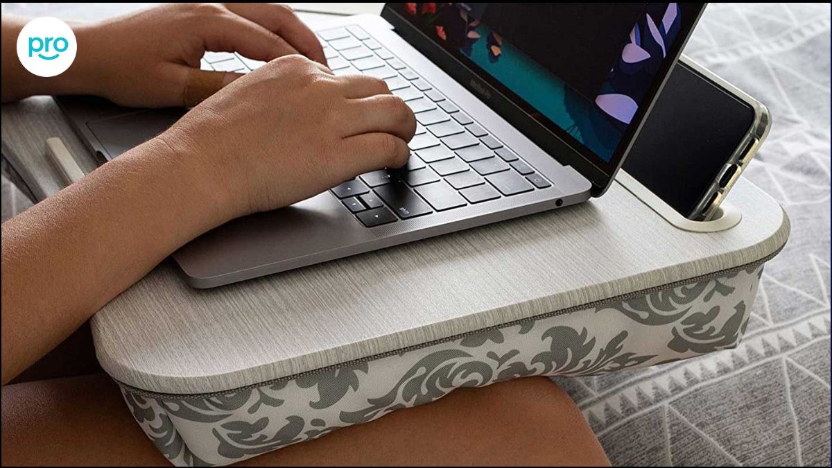 Đặt laptop trên các bề mặt mềm như chăn, gối, nệm khiến laptop nóng lên nhanh chóng