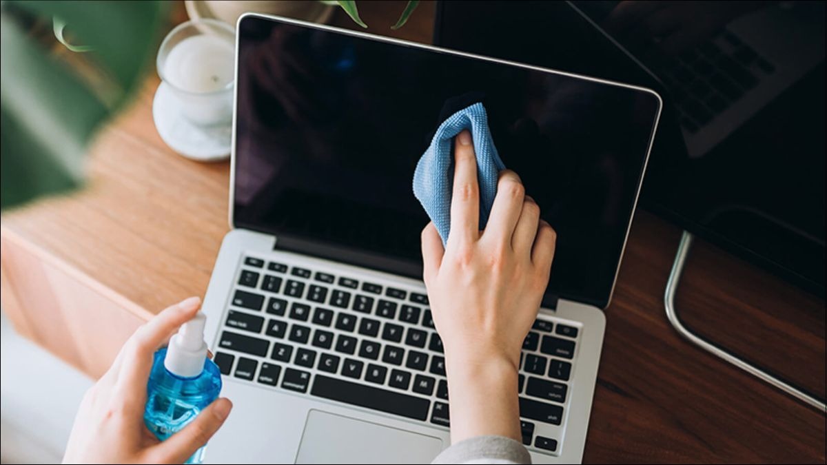Ống kính webcam bị bẩn là nguyên nhân phổ biến gây ra ảnh mờ