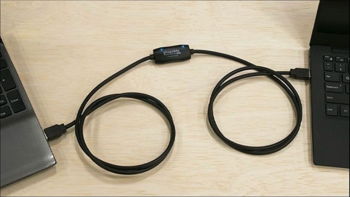 Cắm một đầu cáp vào cổng USB-C/Thunderbolt của laptop thứ nhất và  tương ứng trên laptop thứ hai
