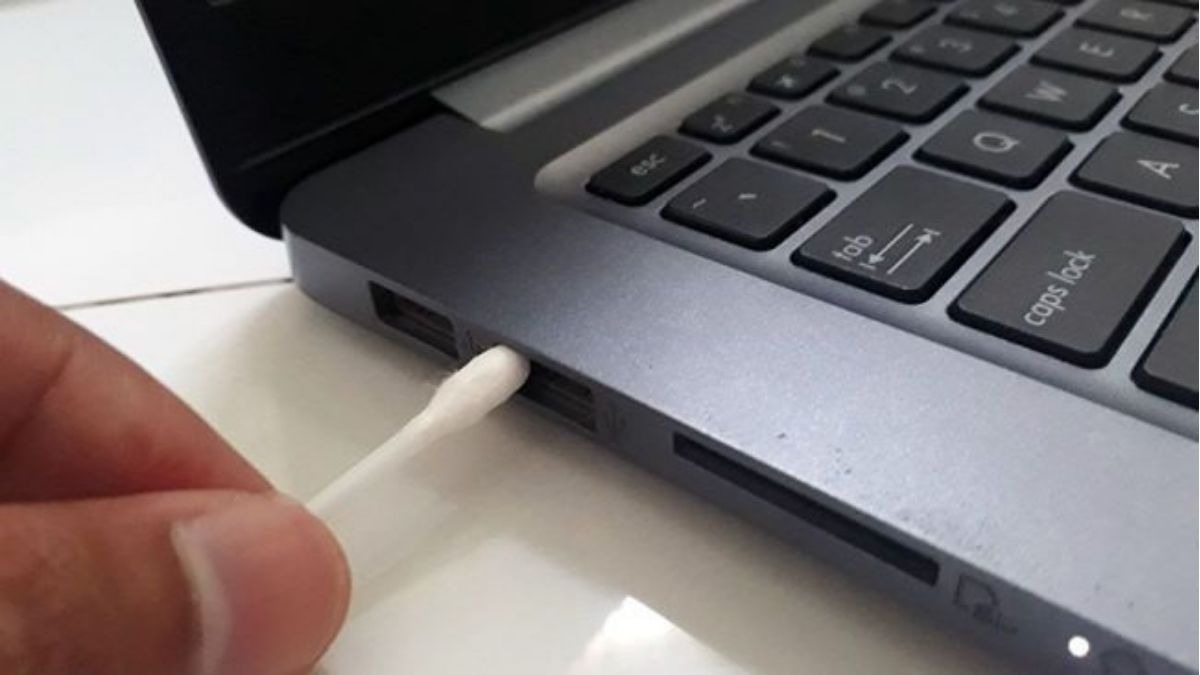 Vệ sinh tiếp điểm kết nối pin