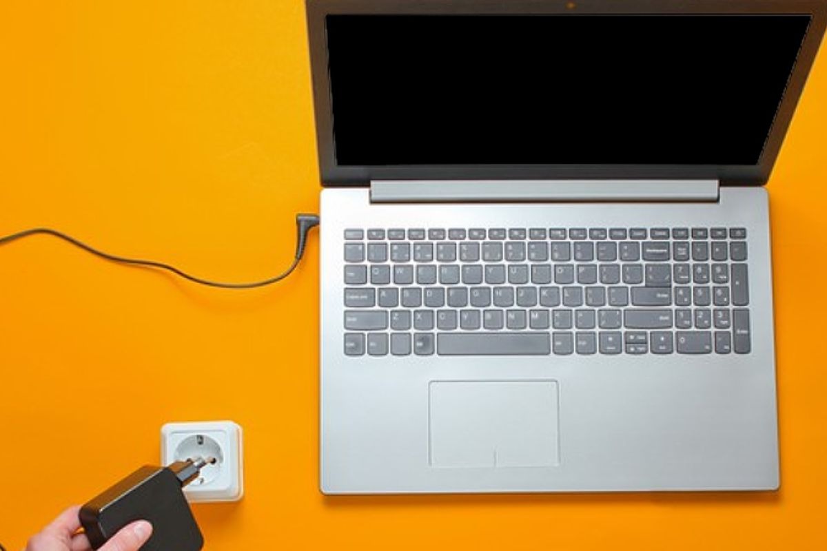 Nếu chân sạc bị lỏng hoặc hỏng, điện năng sẽ không thể truyền vào máy, khiến laptop không lên