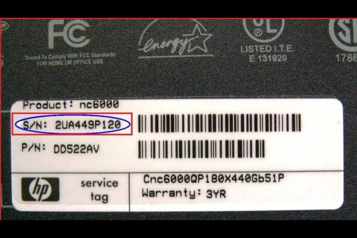 Mỗi chiếc laptop Dell sẽ có một Service Tag riêng. Bạn có thể tìm thấy Service Tag ở mặt dưới laptop