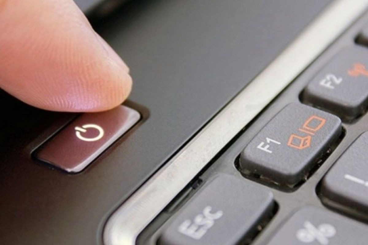 Tắt máy và ngắt nguồn điện trước khi tháo card màn hình laptop Dell