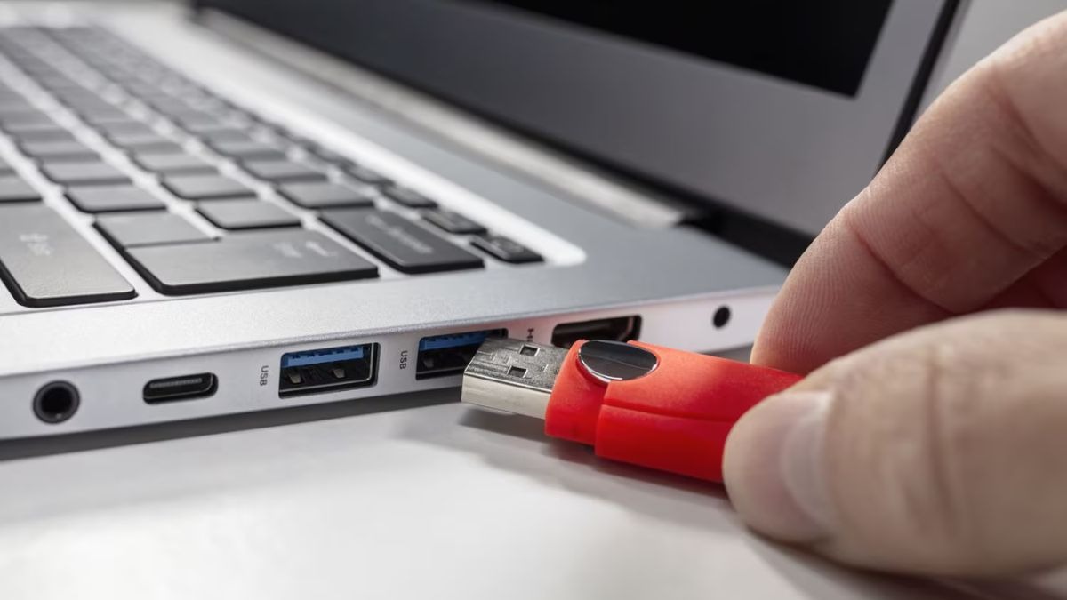 Để xác định nguyên nhân gây ra tình trạng lỗi cổng usb laptop, bạn nên tiến hành kiểm tra các cổng kết nối khác trên laptop và thử với một thiết bị USB khác.