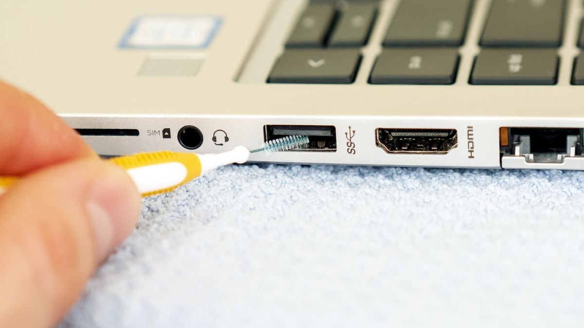 Sử dụng bông khô hoặc cọ mềm để nhẹ nhàng lau chùi bên trong và xung quanh lỗi cổng usb laptop.
