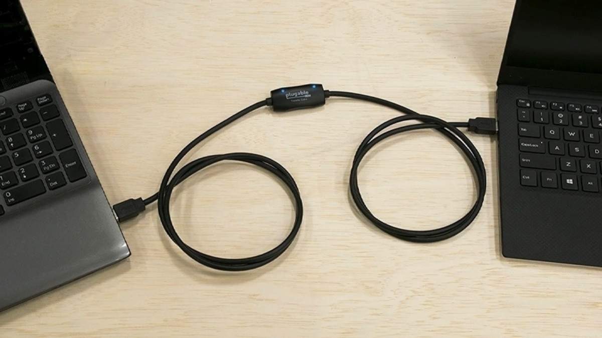 Cắm hai đầu cáp USB-to-USB vào cổng USB của hai laptop