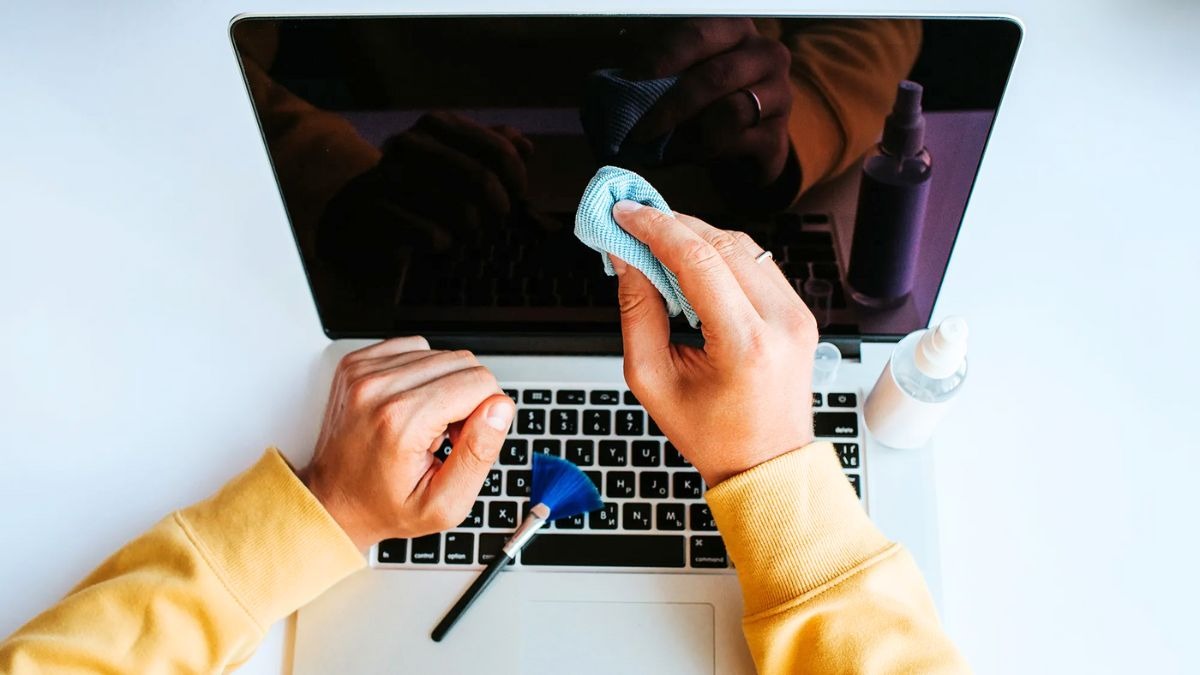Vệ sinh bên ngoài laptop bằng cách sử dụng khăn mềm, hơi ẩm để lau sạch bụi bẩn bám trên vỏ máy, bàn phím và màn hình.