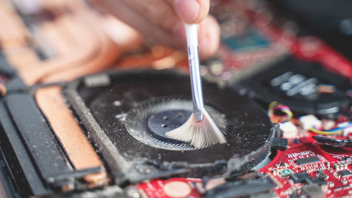 Sau đó, bạn có thể vệ sinh bên trong laptop bằng cách tháo vỏ máy, vệ sinh các linh kiện bên trong như quạt tản nhiệt, khe tản nhiệt bằng chổi, cọ mềm và máy hút bụi mini.