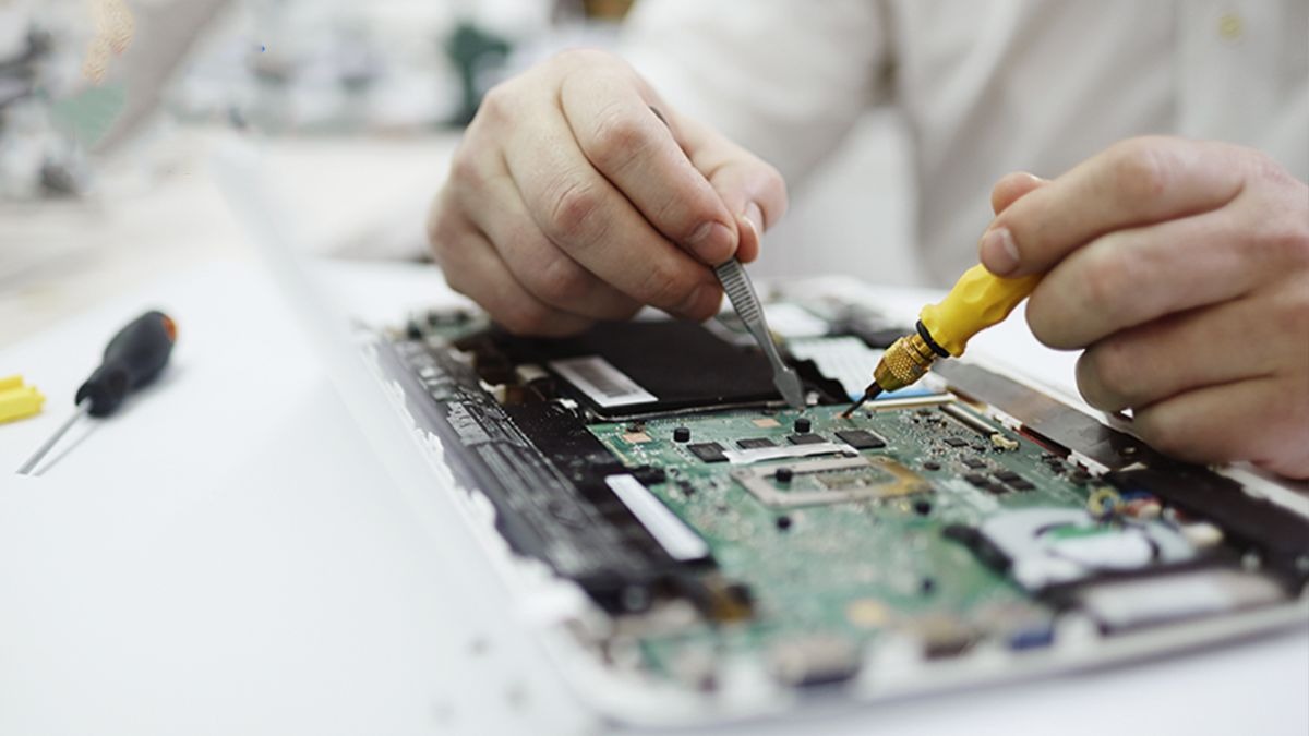 Bạn có thể mang máy đến trung tâm bảo hành để kiểm tra phần cứng (CPU, GPU, ổ cứng) và thay pin nếu cần thiết.