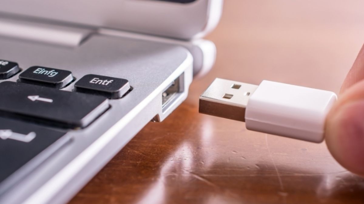 Lắp USB vào laptop