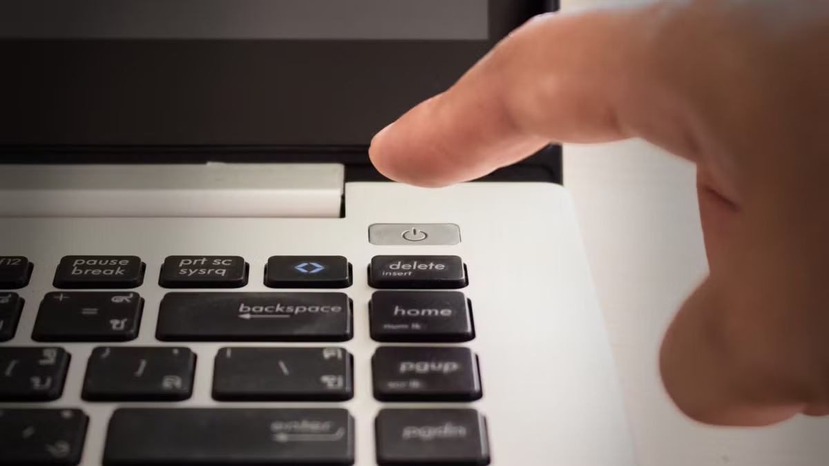 Tắt laptop và rút nguồn điện.