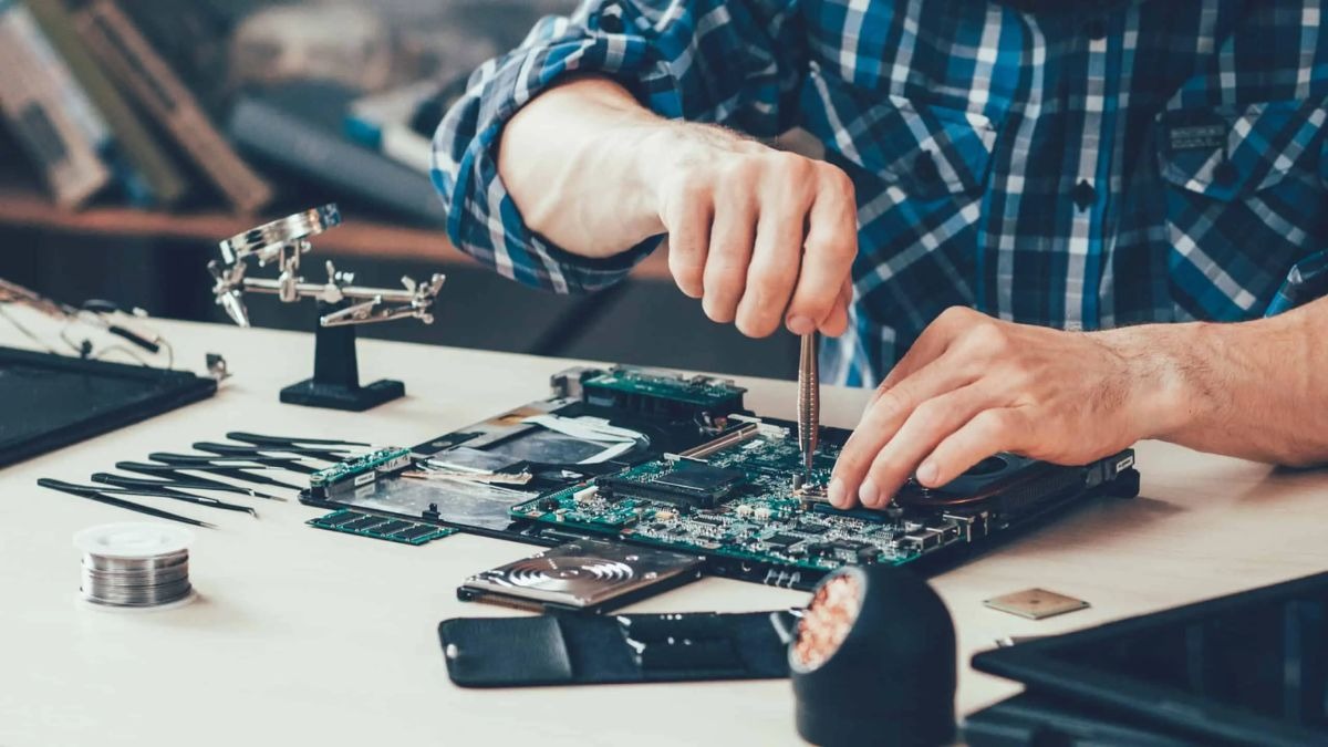 Đôi khi, màn hình laptop bị ố vàng có thể do lỗi phần cứng nghiêm trọng, đòi hỏi sự can thiệp của kỹ thuật viên chuyên nghiệp.