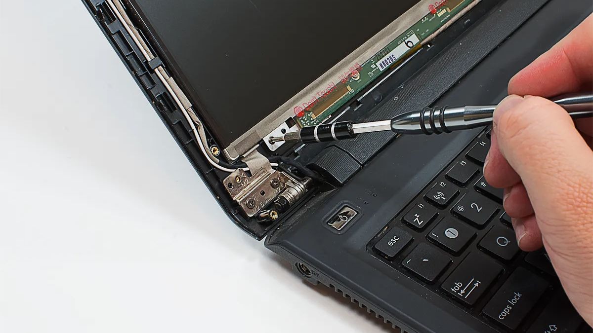 Dây cáp kết nối màn hình với mainboard cũng có thể là nguyên nhân gây ra hiện tượng màn hình laptop bị ố vàng.