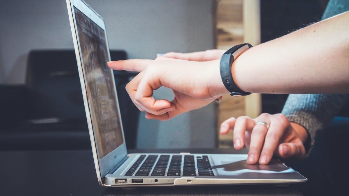 Bụi bẩn bám trên bề mặt màn hình cũng có thể là nguyên nhân khiến màn hình laptop bị ố vàng.