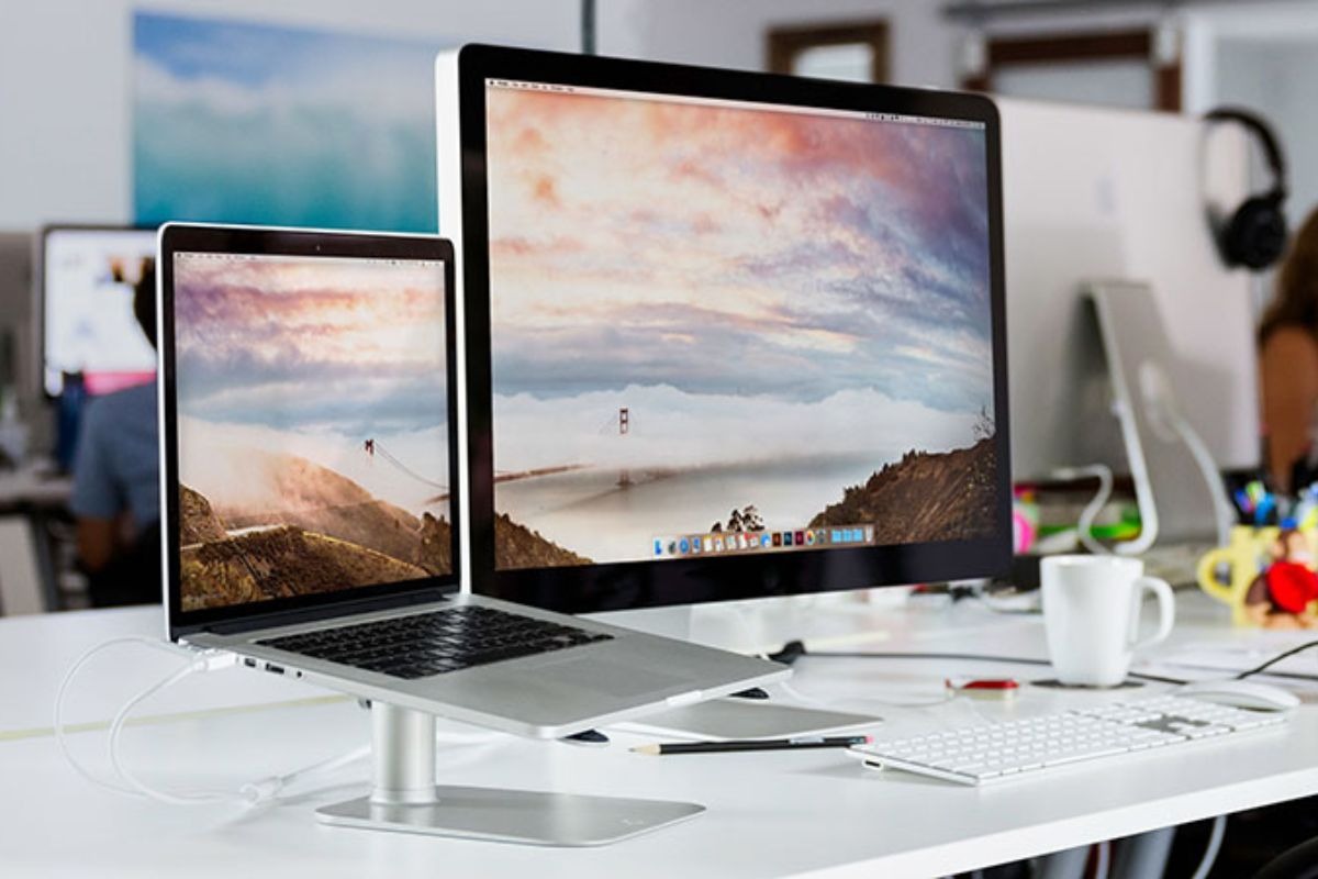 Nếu các bạn có giá đỡ laptop, hãy đặt laptop lên giá đỡ và điều chỉnh độ cao, góc nghiêng sao cho phù hợp
