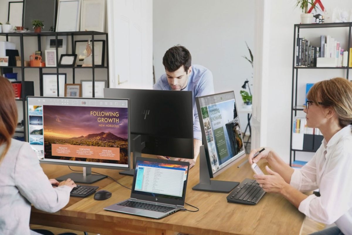 Cắm cáp kết nối (HDMI, DisplayPort, hoặc USB-C) từ màn hình rời vào cổng kết nối tương ứng trên laptop