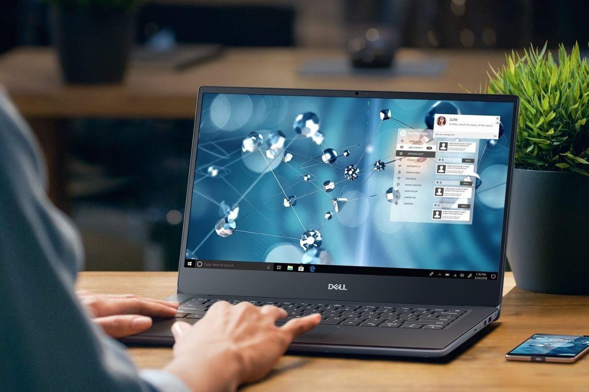 Không nên vừa sạc vừa dùng khi laptop đang quá nóng